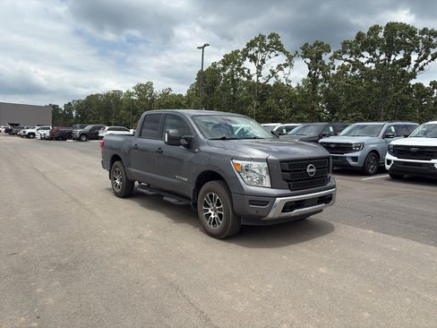 Used 2024 Nissan Titan SV w/ SV Convenience Package AWD/4WD image 4