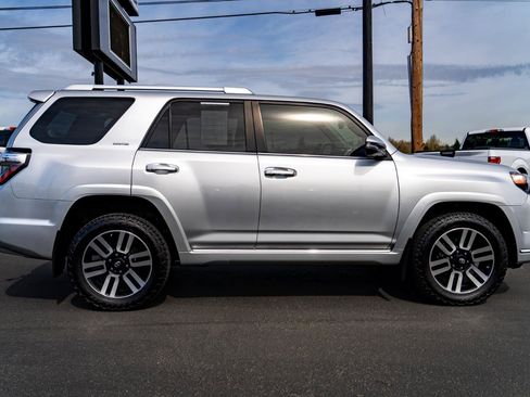 Used 2019 Toyota 4Runner SR5 AWD/4WD image 9