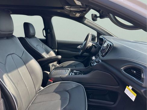 New 2026 Chrysler Pacifica Limited image 13