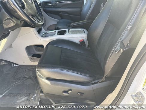 Used 2017 Dodge Grand Caravan SXT image 22