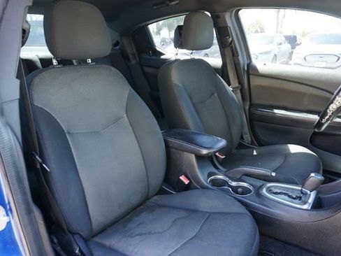 Used 2014 Dodge Avenger SE image 2