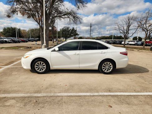 Used 2015 Toyota Camry LE image 4