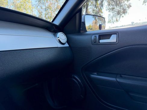 Used 2005 Ford Mustang Premium image 21