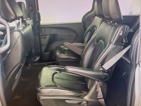 Used 2023 Chrysler Pacifica Touring-L w/ S Appearance Package image 7