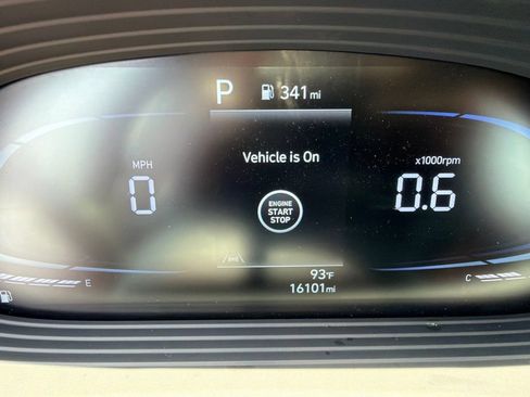 Used 2024 Hyundai Venue SEL FWD image 9