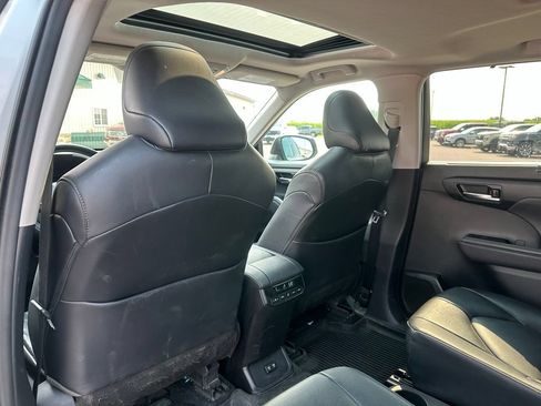Used 2020 Toyota Highlander XLE AWD/4WD image 22