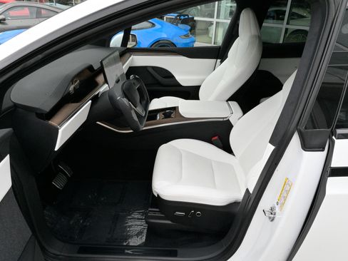 Used 2022 Tesla Model X image 16