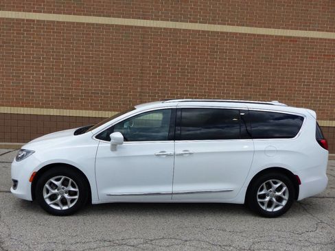 Used 2020 Chrysler Pacifica Touring-L FWD image 5