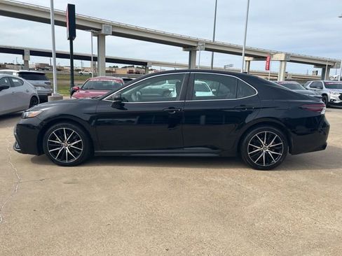 Used 2021 Toyota Camry SE image 5