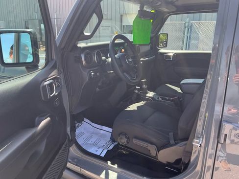 Used 2023 Jeep Gladiator Sport AWD/4WD image 9