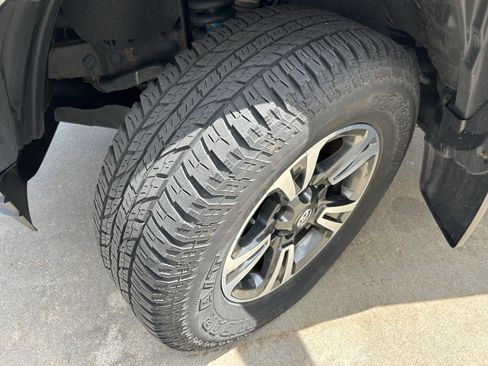 Used 2019 Toyota Tacoma TRD Sport AWD/4WD image 11