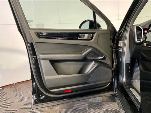 Certified 2023 Porsche Cayenne AWD/4WD image 25