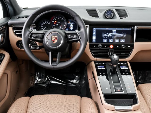 Certified 2026 Porsche Macan AWD/4WD image 17