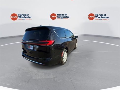 Used 2024 Chrysler Pacifica Touring-L image 9
