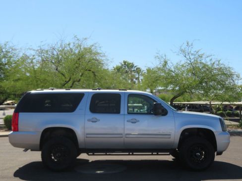 Used 2010 GMC Yukon XL SLT w/ SLT-2 Equipment Package image 3
