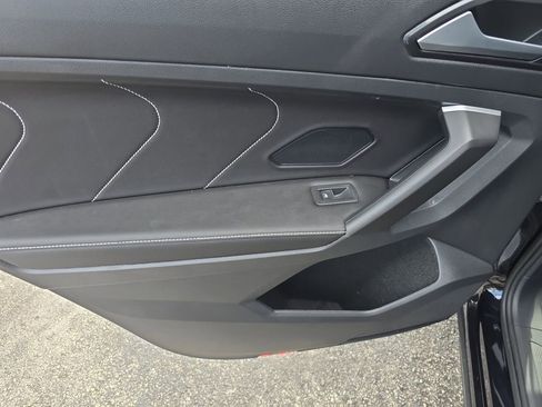 Used 2023 Volkswagen Tiguan SE image 11