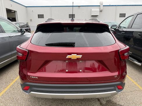 Used 2025 Chevrolet Trax LT FWD image 3