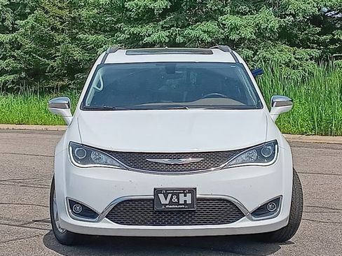 Used 2018 Chrysler Pacifica Limited FWD image 5
