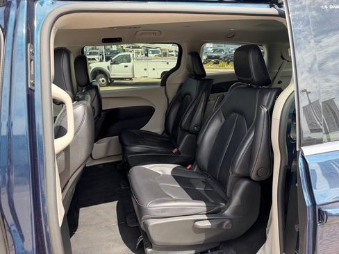 Used 2024 Chrysler Pacifica Limited FWD image 4