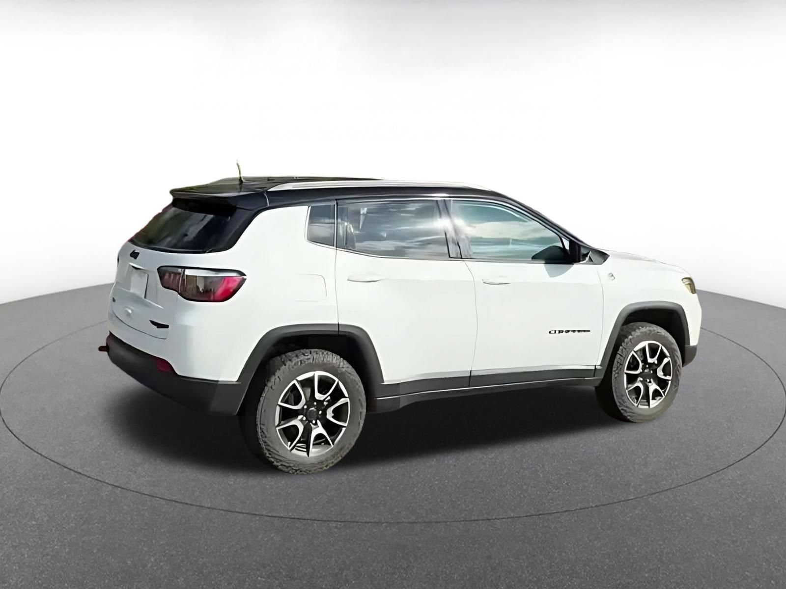 Used 2025 Jeep Compass Trailhawk AWD/4WD image 14