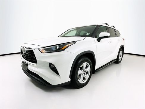 Used 2022 Toyota Highlander LE image 1
