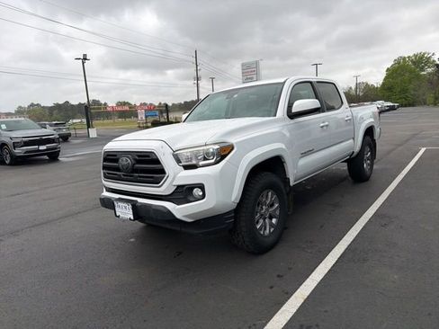 Used 2018 Toyota Tacoma SR5 RWD image 3
