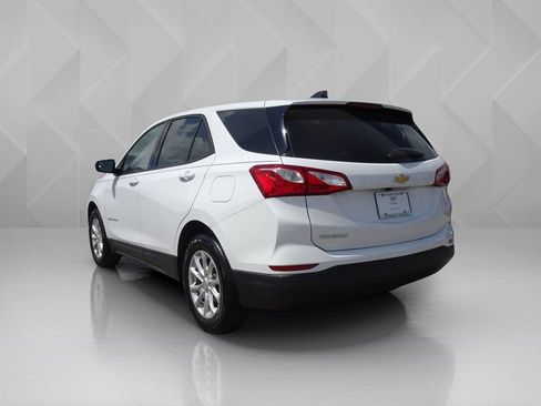 Used 2019 Chevrolet Equinox LS w/ LS Convenience Package FWD image 3