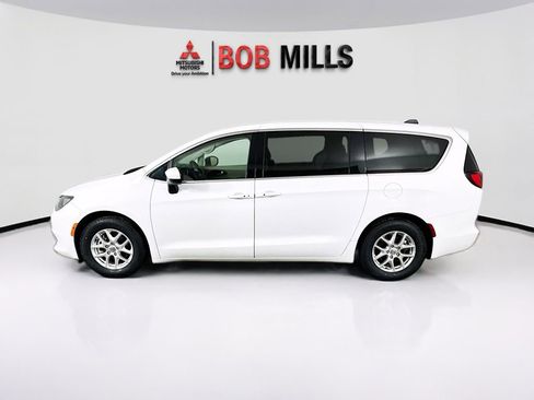 Used 2022 Chrysler Voyager LX image 4