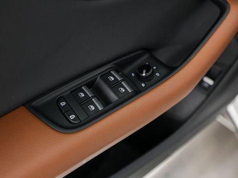 Used 2022 Audi Q8 Premium image 22