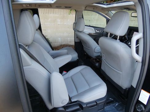 Used 2018 Toyota Sienna Limited image 23