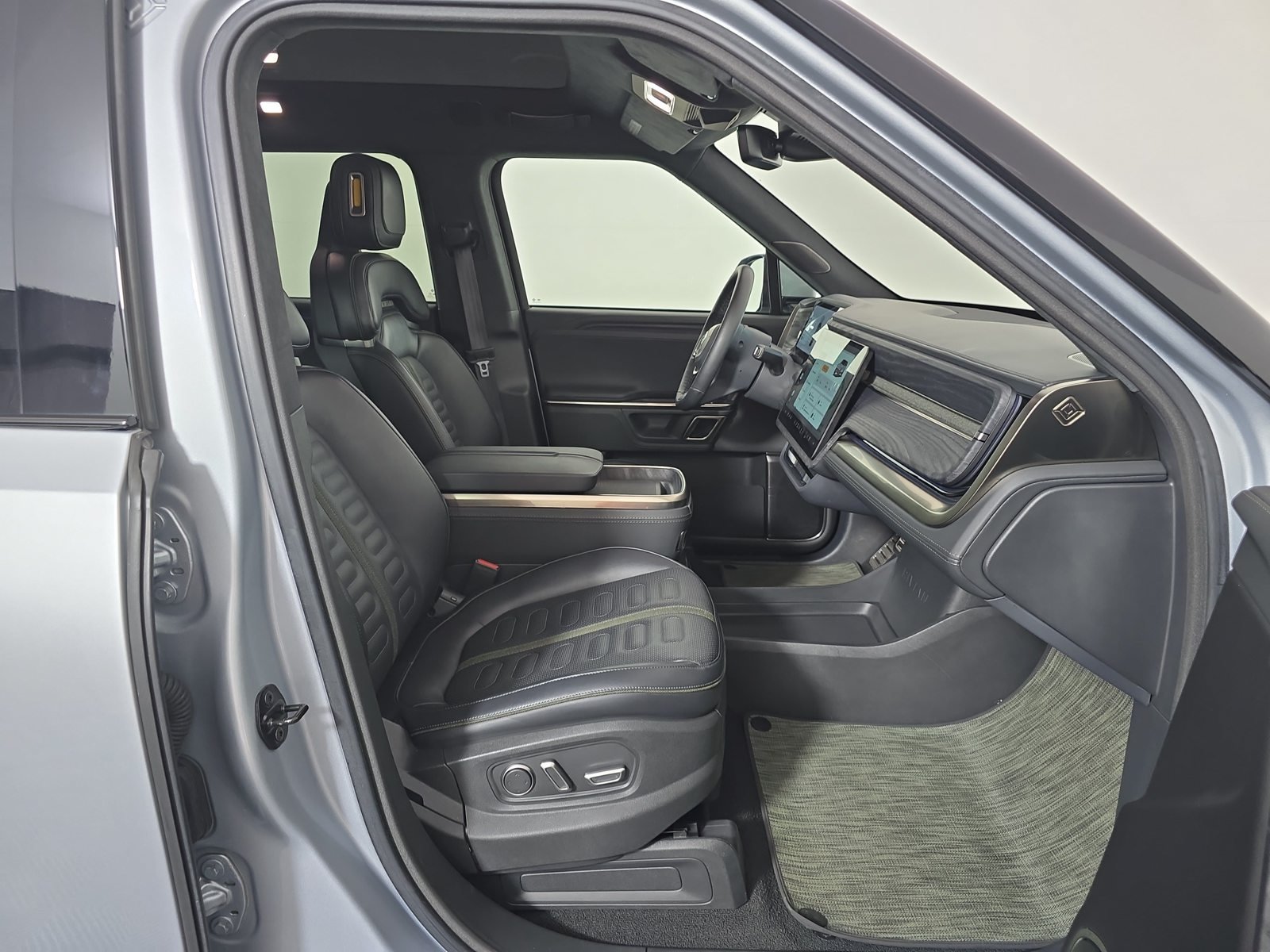 Used 2024 Rivian R1S Adventure Dual AWD/4WD image 24