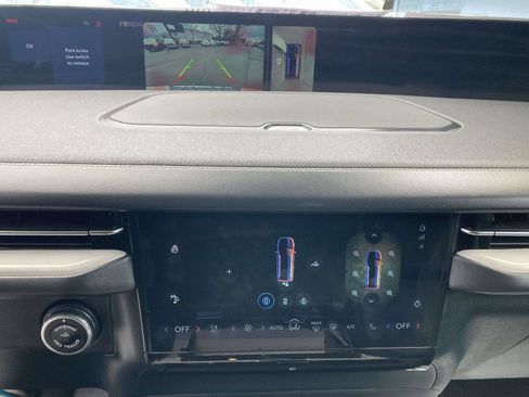 Used 2025 Lincoln Navigator Reserve image 27