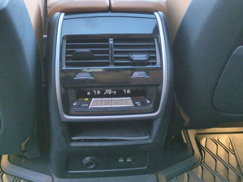 Used 2022 BMW X7 xDrive40i w/ Premium Package image 28