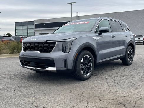Used 2025 Kia Sorento S image 3