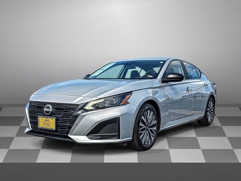Used 2025 Nissan Altima 2.5 SV FWD image 2