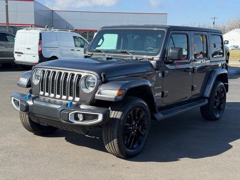 Used 2022 Jeep Wrangler Unlimited Sahara w/ Cold Weather Group image 4