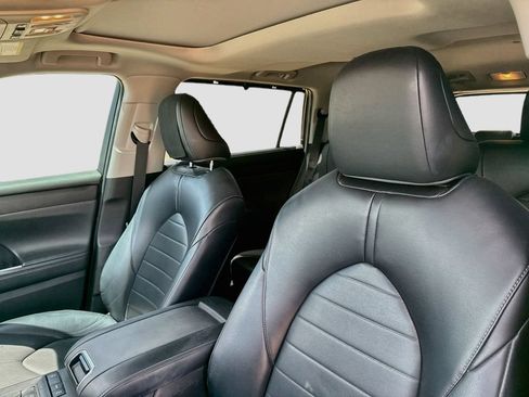Used 2022 Toyota Highlander XLE FWD image 13