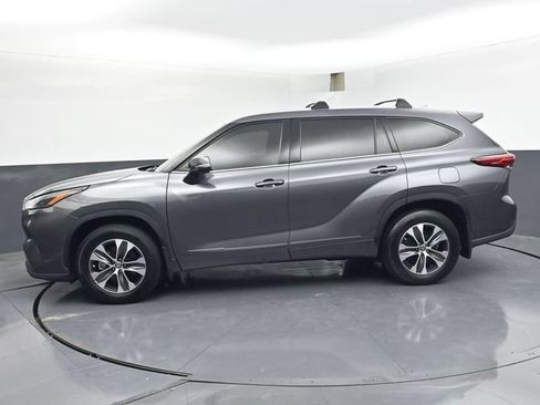 Used 2022 Toyota Highlander XLE AWD/4WD image 4