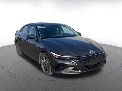 Used 2025 Hyundai Elantra SEL image 3