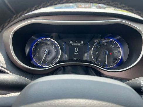 Used 2022 Chrysler Voyager LX image 17