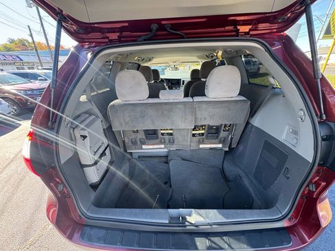 Used 2015 Toyota Sienna LE image 18