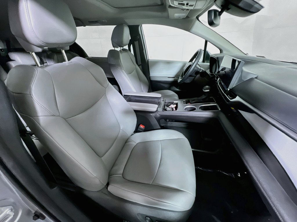 Certified 2025 Toyota Sienna XLE FWD image 25