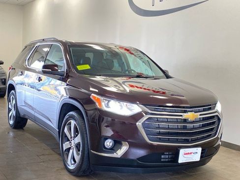 Used 2021 Chevrolet Traverse LT w/ LT Premium Package AWD/4WD image 2