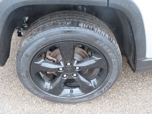 Used 2023 Jeep Grand Cherokee Altitude AWD/4WD image 13