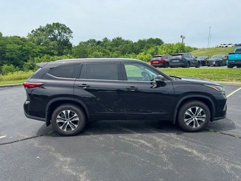 Used 2022 Toyota Highlander XLE AWD/4WD image 2