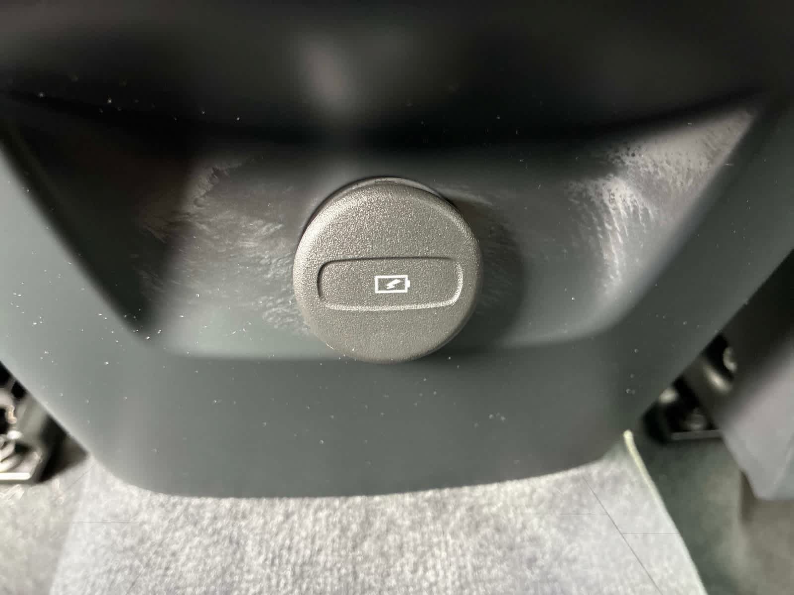Used 2025 Volvo XC60 B5 Plus AWD/4WD image 25