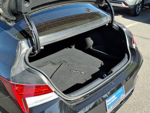 Certified 2025 Hyundai Elantra Limited FWD image 10