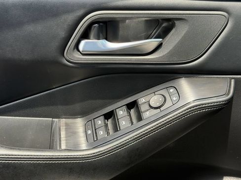 Used 2025 Nissan Rogue SV FWD image 22