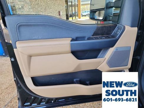 Used 2023 Ford F350 Lariat w/ Chrome Package image 9