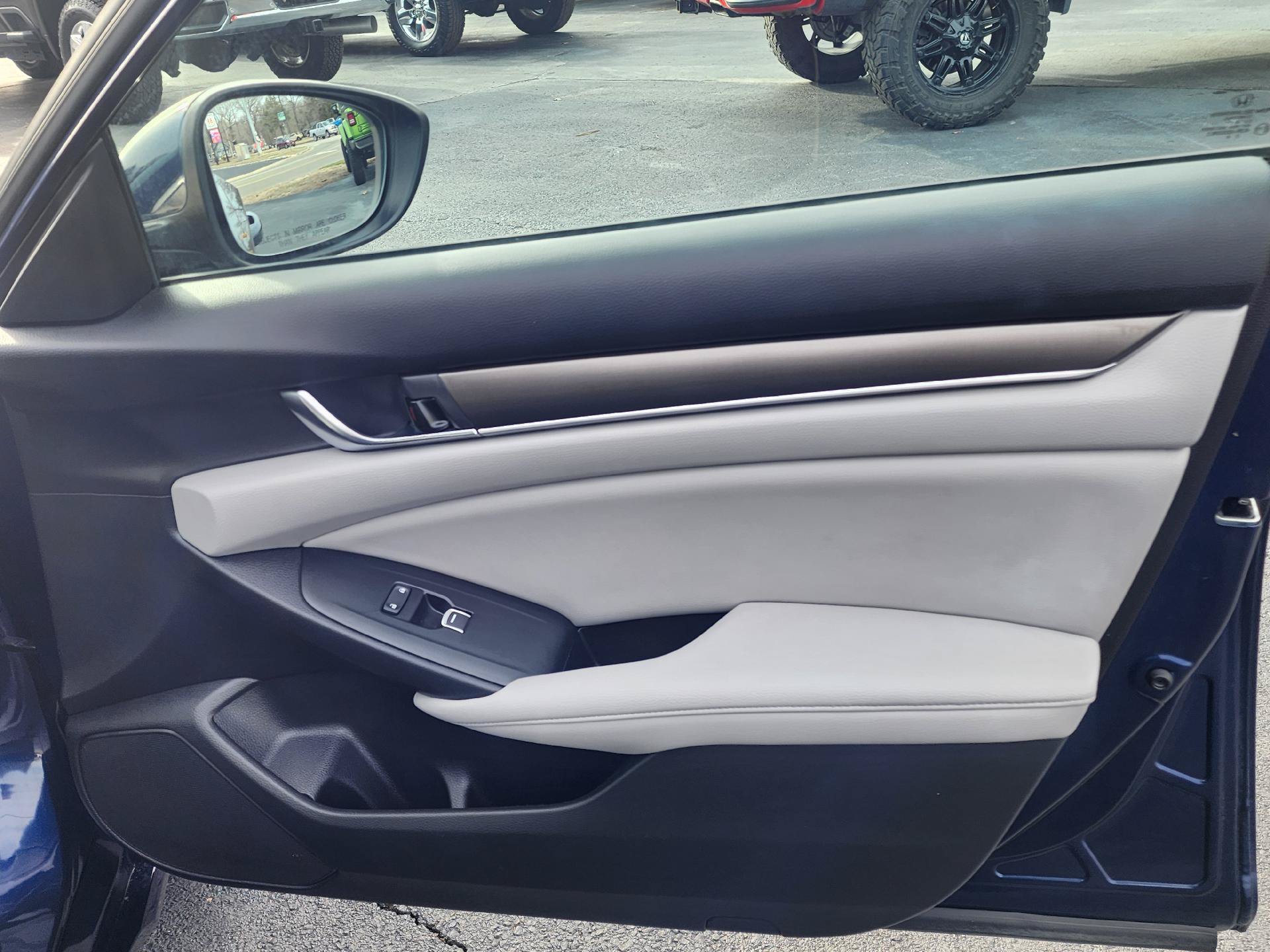 Used 2018 Honda Accord LX image 11